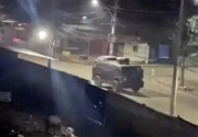 Blindado da polícia no Complexo do Alemão, durante operação conjunta nesta quinta-feira (21/7)