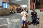 Integrantes do grupo católico Pró-Vida protestam em frente ao Centro Integrado de Saúde Amaury de Medeiros (Cisam), onde ficou internada a menina de 10 anos estuprada e grávida