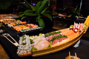 Havia uma extensa mesa de sushi