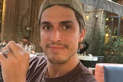 Felipe Prior posa de boné para as redes sociais