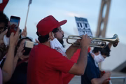 Manifestantes seguram cartazes em apoio ao petista
