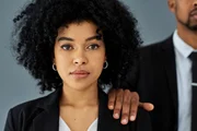 “Exemplo clássico é quando favores sexuais são solicitados em troca de trabalho, promoção ou aumento salarial. Outro exemplo é o assédio sexual de rua, que pode ir desde sons e assobios a palavras ofensivas ou até abuso e violação sexual”, indica o estudo