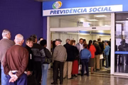 O texto determina que não será mais necessária a comprovação presencial de vida ao público. A partir da decisão, será feito um cruzamento de informações das bases de dados do governo para confirmar que o titular do benefício está apto para receber o benefício 