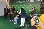 São Paulo anuncia vacinação de adolescentes e vacina primeiros alunos com 18 anos