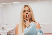 A artista elogiou a beleza dos atores de Verdades Secretas 2 no Twitter