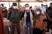 Vice-presidente Hamilton Mourão ao lado de militar e cacique