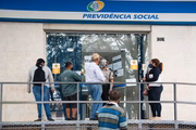 Fila em frente a uma agência do INSS