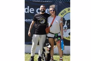 O adestrador Paulo, seu aluno Pandy e Manu, tutora do cão