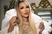 Dona do bordão “a mãe tá estourada”, Deolane acumula mais de 13 milhões de seguidores na conta oficial do Instagram, onde esbanja luxo e ostentação, e onde fatura com campanhas e propagandas na rede