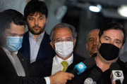 Depois de uma série de atritos e agressões verbais, Maia e Guedes erguem a bandeira branca