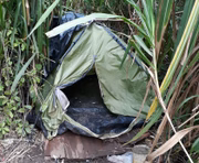O local também contava com cabanas improvisadas