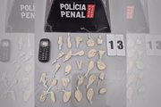 Drogas também foram apreendidas