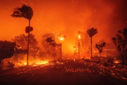 Os bombeiros lutam incansavelmente para conter os diversos focos que se multiplicam na cidade.