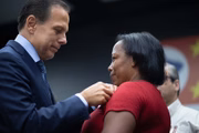 João Doria entrega medalhas para pessoas que ajudaram em Suzano