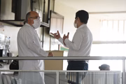 Gustavo Romero, professor da UnB, e Fernando Araújo, do HUB, responsáveis pelos testes da Coronavac no DF