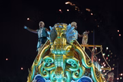 Integrantes da Acadêmicos do Grande Rio se apresentam durante os desfiles do Carnaval de 2025