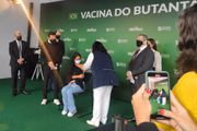 São Paulo anuncia vacinação de adolescentes e vacina primeiros alunos com 18 anos