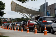 Fila de carros para vacinação de Covid-19 em Goiânia na modalidade drive thru, no Shopping Passeio das Águas