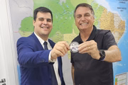 Jair Bolsonaro entrega a medalha Medalha 3 I. Imorrível, imbrochável e incomível para Bruno Engler