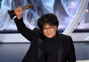 No primeiro Oscar em que o prêmio de melhor filme estrangeiro teve nome mudado para melhor filme internacional, deu Bong Joon-ho, diretor de Parasita. Ele gostou da modificação e pediu que a plateia aplaudisse elenco e equipe do longa sul-coreano. "Orgulhoso de ganhar o Oscar com esse novo nome do prêmio", comemorou
