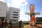 Boneco inflável mostra Rollemberg como pinóquio: protesto na porta da CLDF antes da votação que transformou o HBDF em instituto