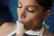 Mas a artista não mostra nada de forma explícita e trabalha com insinuações de sexo oral em homens