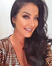 Ela é modelo e apresentadora do SBT