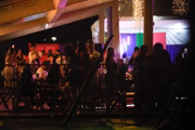 A norma do estabelecimento determina que as pessoas fiquem sentadas durante shows, mas algumas foram flagradas em pé
