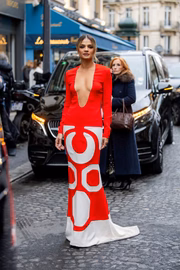 A influencer Thássia Naves marcou presença com um vestido ousado e vermelho