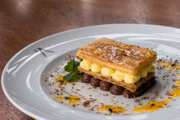 No A'Mano, a sugestão é o Mille Foglie (R$ 35): a tradicional sobremesa consiste de um mil folhas recheado de chocolate ao leite e servido com calda de maracujá