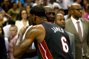 Michael cumprimenta LeBron durante as finais em 2014