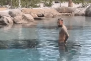 Neymar ignora interdição e entra em lago artifical