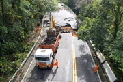 Reconstrução da rodovia Mogi-Bertioga, na altura de São Sebastião, litoral norte de SP, após chuvas no estado