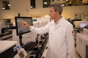 Acostumado a avaliar mais de 3 milhões de variados exames por mês, o grupo brasiliense de laboratórios se viu durante a pandemia com a equipe praticamente toda mobilizada para testagem da Covid-19