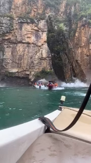 Momento em que rocha cai e atinge lanchas em Capitólio (MG)