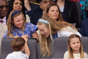 Savannah tenta entreter o príncipe Louis. Ao lado, Mia Grace e princesa Charlotte