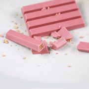O chocolate recheado com wafer promete surpreender
