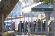 O presidente Jair Bolsonaro cumprimenta apoiadores no Palácio da Alvorada