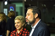 O candidato do PSOL Guilherme Boulos chega ao debate a prefeito de SP da Band acompanhando de sua candidata a vice Marta Suplicy