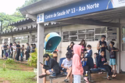 Fila em frente a posto de saúde na Asa Norte