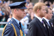O príncipe de Gales e o duque de Sussex no cortejo do caixão da rainha Elizabeth do Palácio de Buckingham para Westminster Hall 