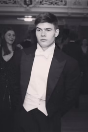 O jovem de 21 anos é sobrinho-neto da rainha Elizabeth