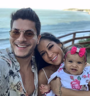 A pequena com os pais