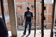 Agente da Prefeitura presente na demolição do imóvel