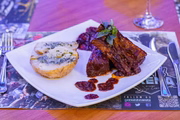 Costelinha com barbecue e batatas assadas