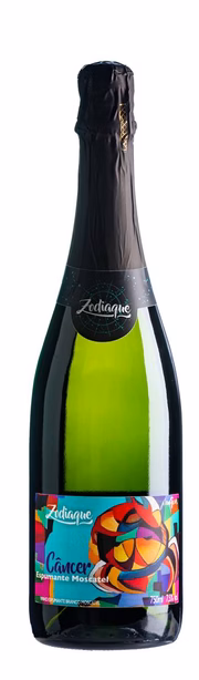 <b>Câncer:</b> aos cancerianos, famosos pela doçura, o Câncer Espumante Moscatel tem aroma suave de flores brancas. Para completar, as delicadas borbulhas finas dialogam com a sensibilidade e o cuidado do signo. Harmoniza com sobremesas doces em geral
