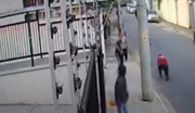 Após cair no chão, e ser ferido com chutes, o policial civil saca uma arma e atira pelo menos uma vez, atingindo o abdômen do PM de folga