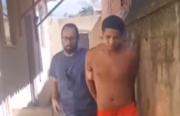 Suspeito foi levado à delegacia por agentes de polícia
