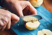 A energia da maçã vem dos carboidratos naturais (principalmente frutose) e das fibras