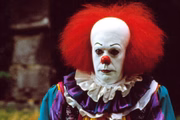 <b>"It: Uma Obra-Prima do Medo" (1990)</b>, minissérie em duas partes dirigida por Tommy Lee Wallace e com Tim Curry no papel do palhaço Pennywise